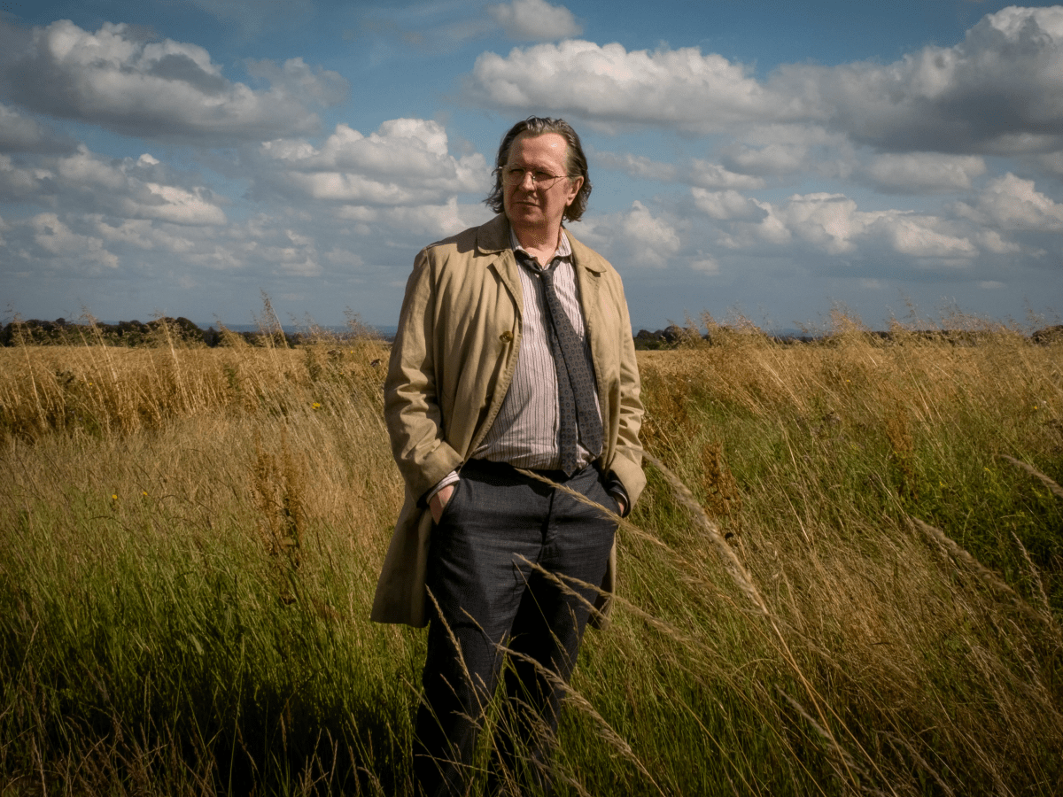 Interviews Slow Horses met acteurs Gary Oldman, Kristin Scott Thomas en Jack&nbsp;Lowden